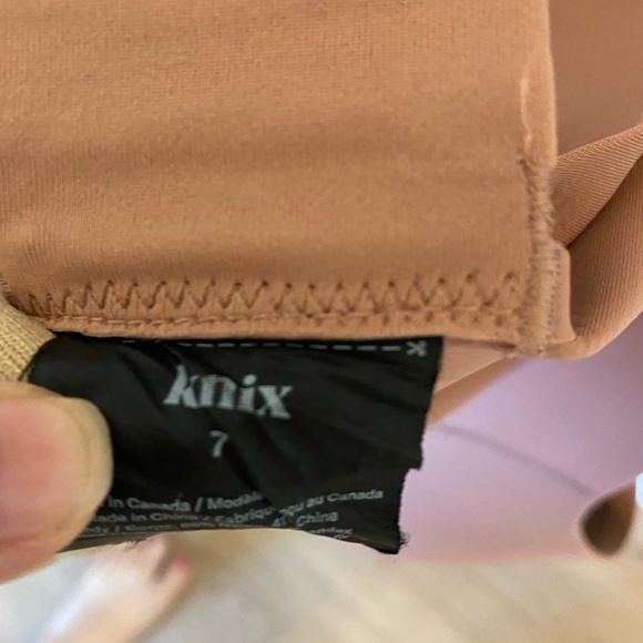 Knix Catalyst Bra with front zipper size 7 in the colour Rosewood - Picture 7 of 7